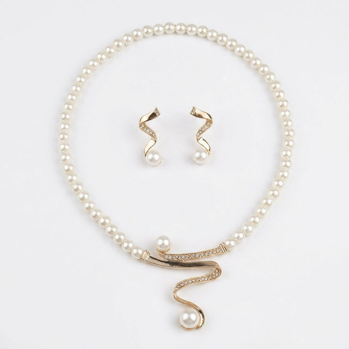 Elegant Pearl and Gold Ring