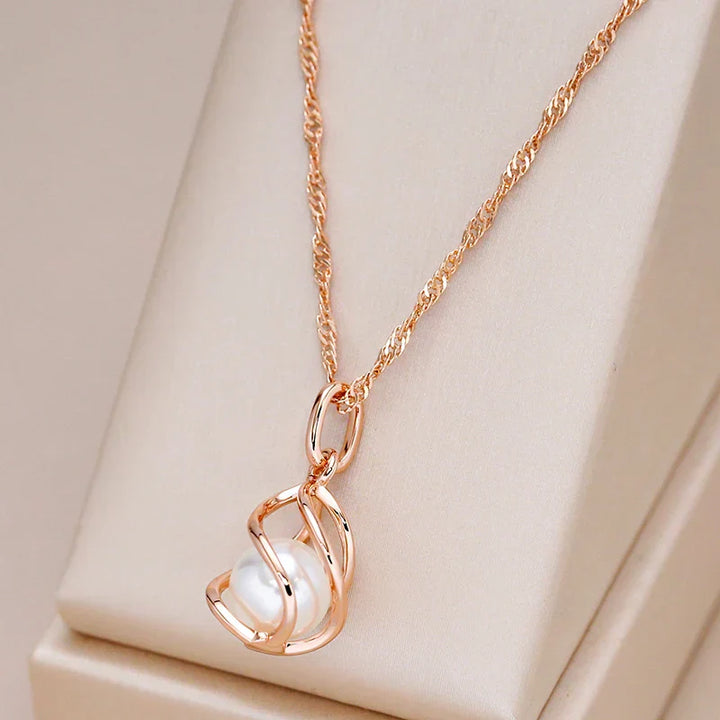 Exclusive Geometric Necklace with Rose Gold and Pearls