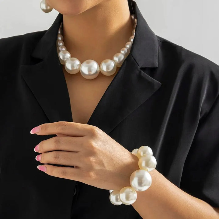 Set of pearl bracelet and necklace
