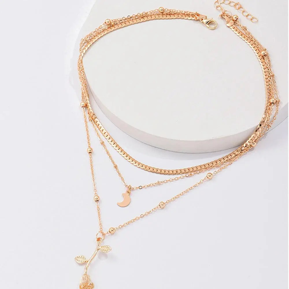 Elegant necklace with pendant in rose gold