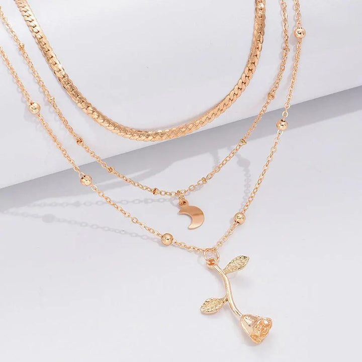 Elegant necklace with pendant in rose gold