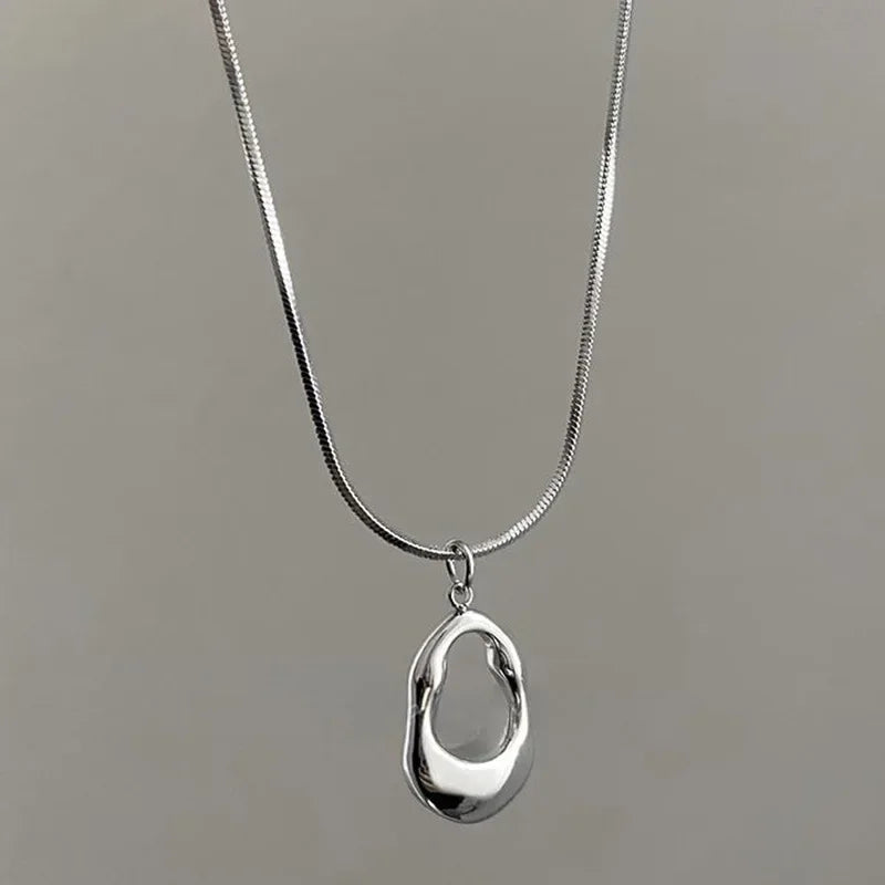 Sophisticated pendant with metal flower necklace